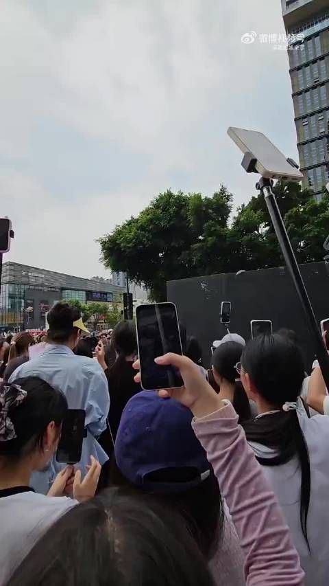 赵露思粉丝修丽可线下大合唱《有你在》 氛围好好啊