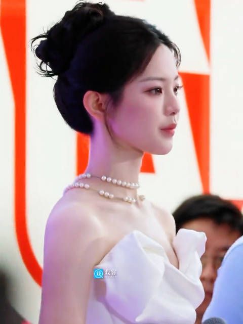 杨超越今日活动路透今天是白珍珠公主越！