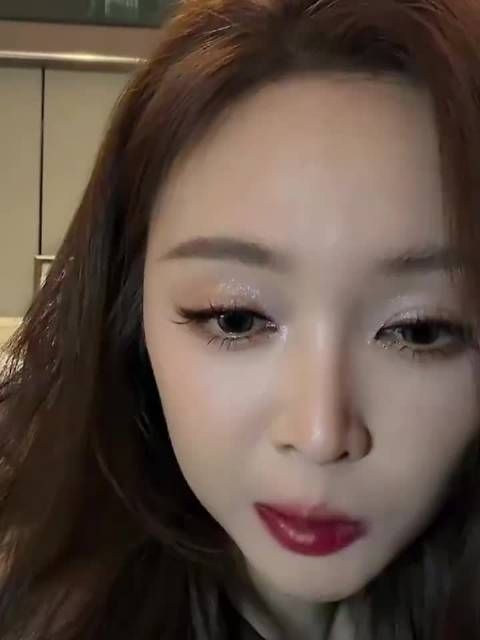 吴宣仪戴美瞳都这么美