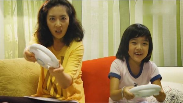 这个妈妈一定疯了，女儿即将小升初考试，她却带着女儿打起了游戏