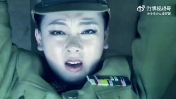 为了窃取重要情报，女特工悄悄躲在了房檐上