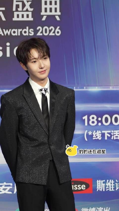 我的妈呀黄仁俊也太乖了吧，怎么穿西装也萌萌的