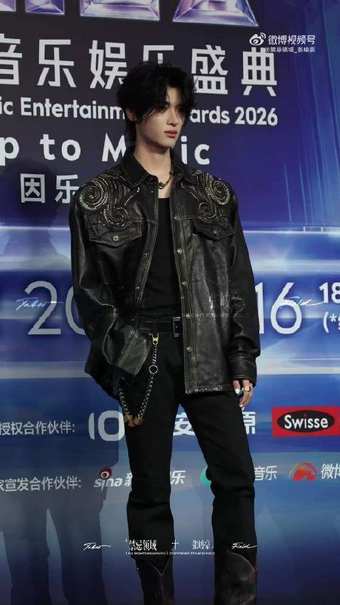 张峻豪今年TMEA红毯状态蜕变，步伐从容气场吸睛