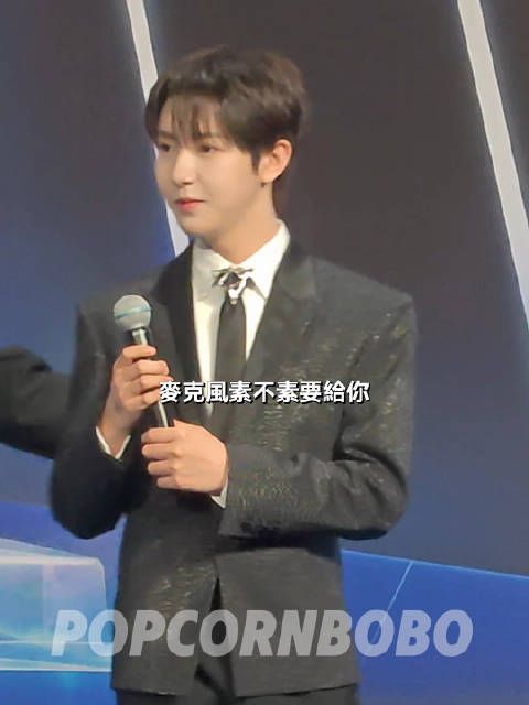 250816 TMEA 紅毯 有一個笨蛋小喵哈哈哈哈 「麥克風素不素要給你～～～」