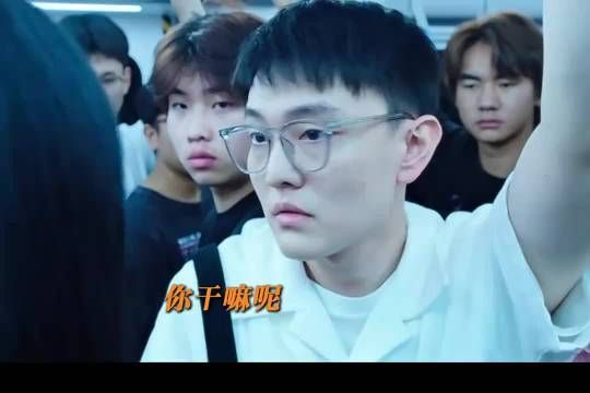 地铁女孩哭诉引众怒，男子遭指责真相被忽略