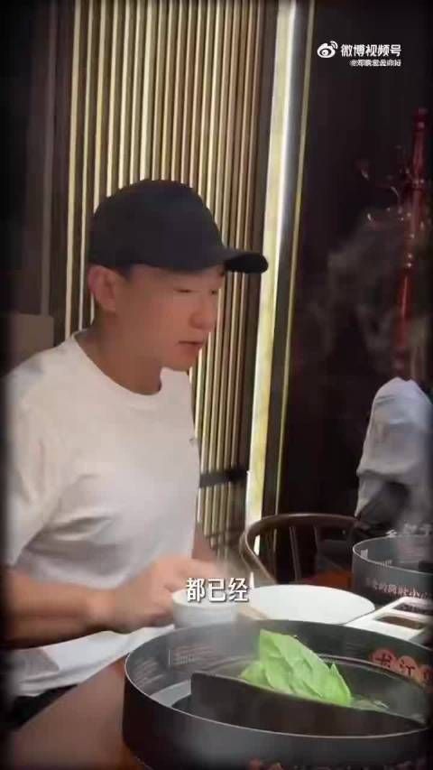 刘畊宏披哥前向唐艺昕请教心得