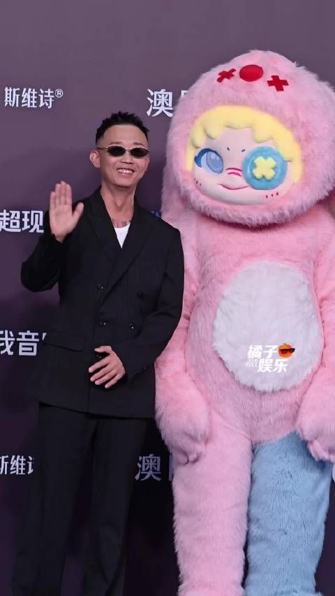 GAI瘦了与玩偶合照开朗自带气场