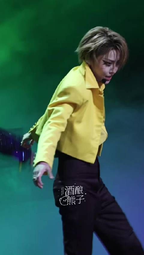 额滴神啊刘雨昕这个舞台真的太强了,好先锋好有爆发力