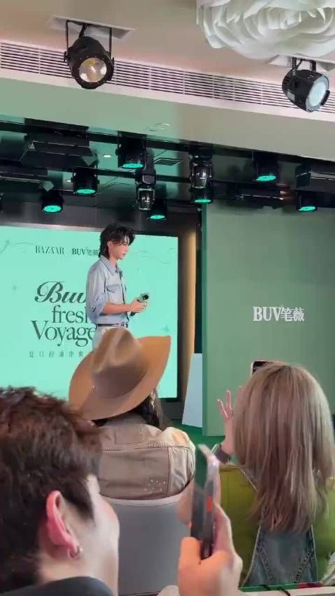 蔡徐坤亮相BUV笔薇活动，牛仔套装搭配珠宝显高级感