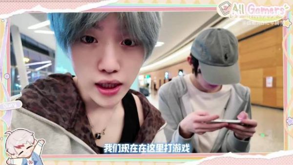 视频中有两个萌物欸～ 这个就这样软萌萌找光光蹭网