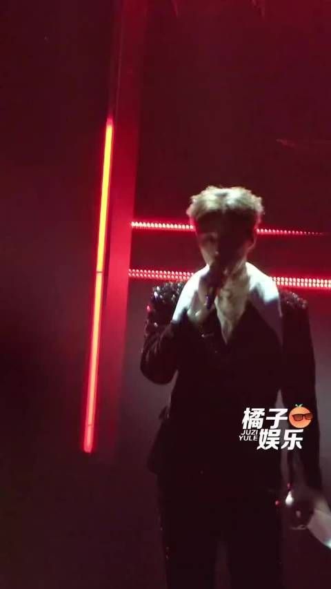 阿云嘎全开麦唱腔细腻，神态演绎呈现舞台故事感