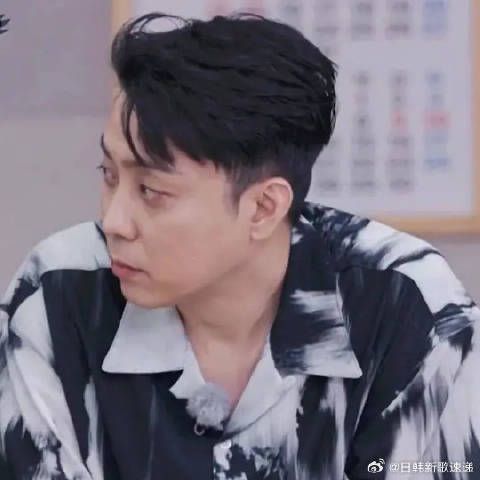 坐在被告席的老大