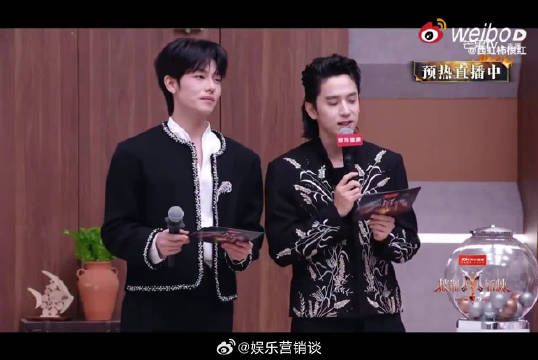 连夜上网搜索词条的这个小细节，也能看出他私下真实又可爱的一面