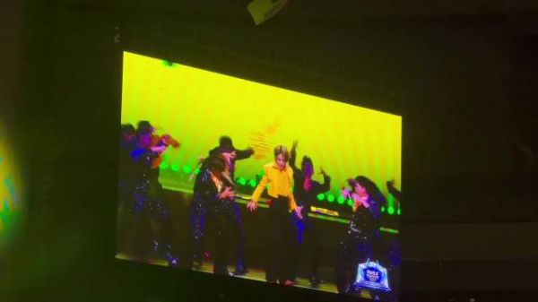 刘雨昕地面绕圈滑行舞步，核心力量演绎诡诞美学