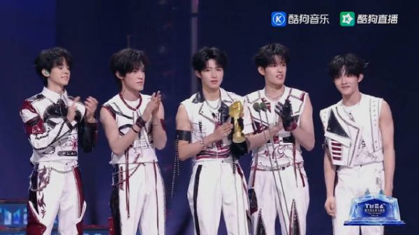 TOP登陆少年组合获得年度最佳华语团体