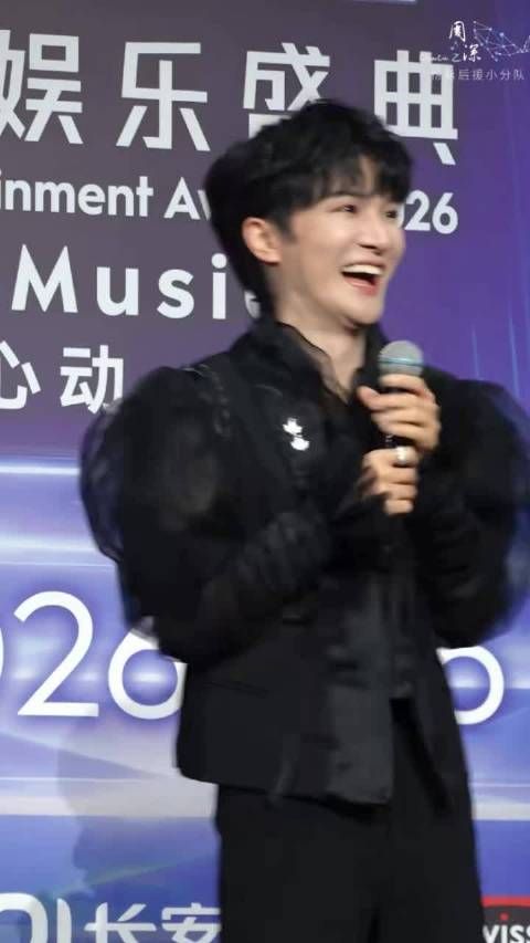 周深穿未完成礼服希望人生不被定义周深感谢粉丝连续3年陪自己回贵阳