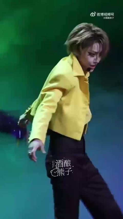 刘雨昕TMEA魔女眼妆，冷艳魅魔气质扑面而来