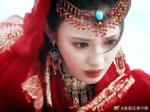 云想衣裳花想容,春风拂槛露华浓