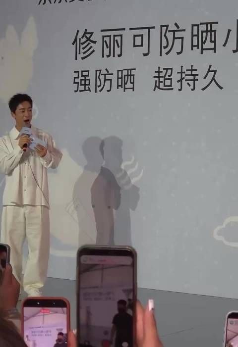 赵露思直播生图,灯光这么暗,也挡不住美貌