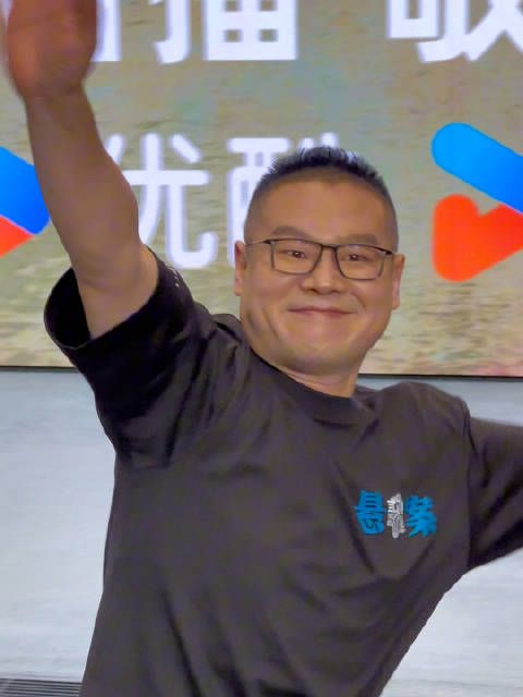 小岳岳让人一见就想笑呢，太喜庆了！