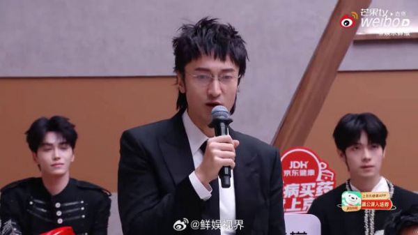 难得的前辈视角，王传君留意颜安许久，看着他不断进步，校友的骄傲藏不住