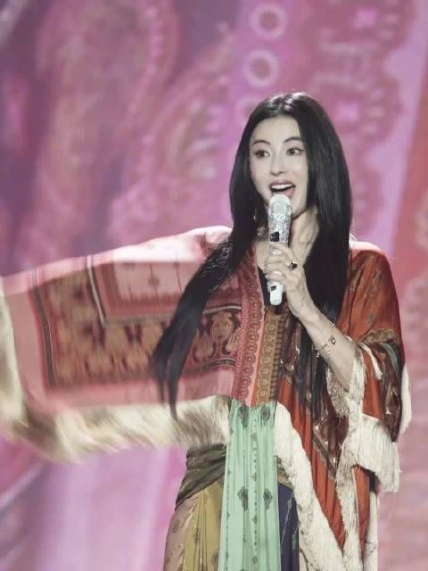 张柏芝在青岛演唱会上以一身波西米亚风造型亮相…