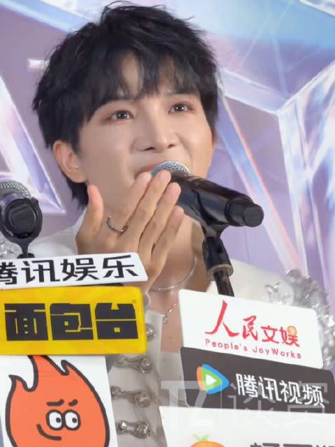 周深@卡布叻_周深 一开口仿佛这里不是采访间是演唱会现场！