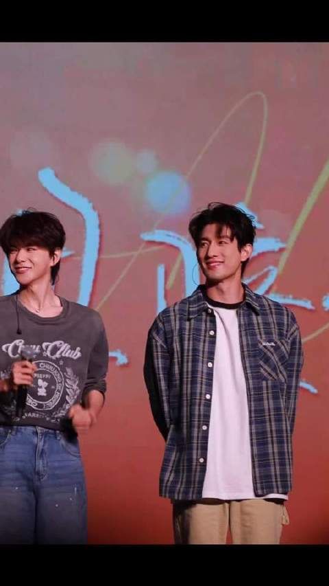 上台前为何十指紧扣?