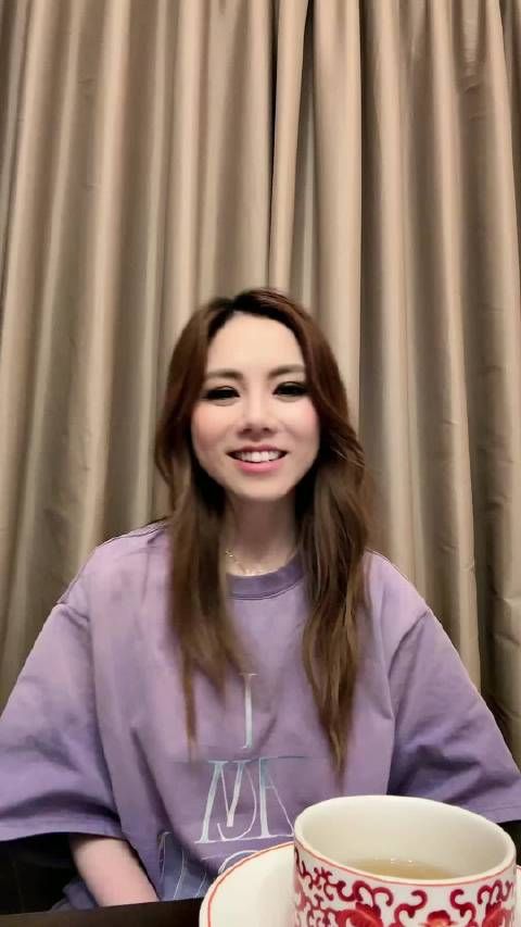 粉丝声援和现场灯光展示，令她感动不已