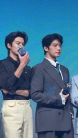 王鹤棣杨洋直男式喷香水，雾气相撞气味难分