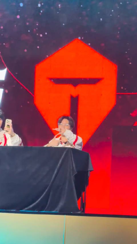 zhuo哥比了个Zeus的经典手势
