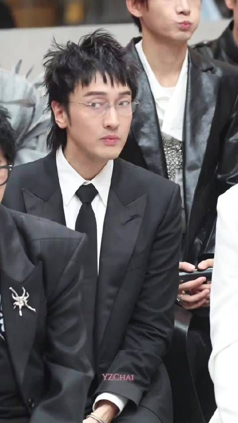 就喜欢看王传君接受采访的样子，懵懵哒哈哈哈哈哈哈哈哈哈哈哈哈