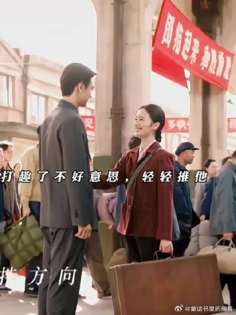 高糊的画质都挡不住他眼里的爱意