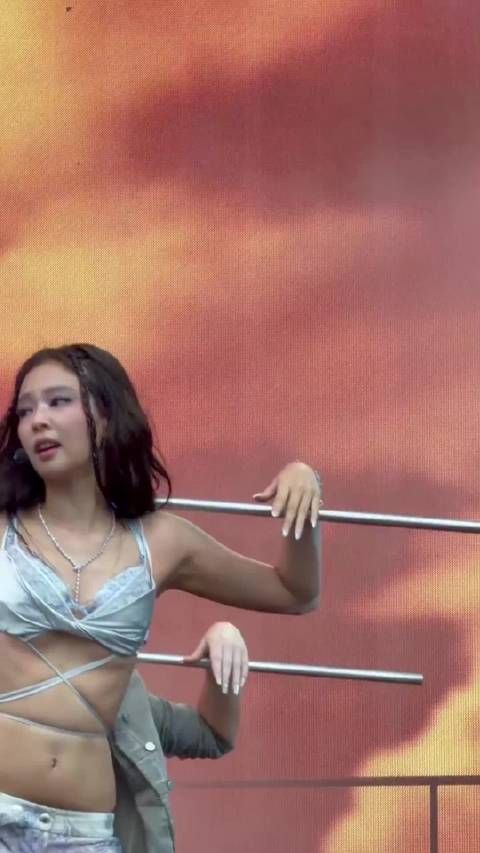 jennie怎么耍起金轱辘棒了，blackpink