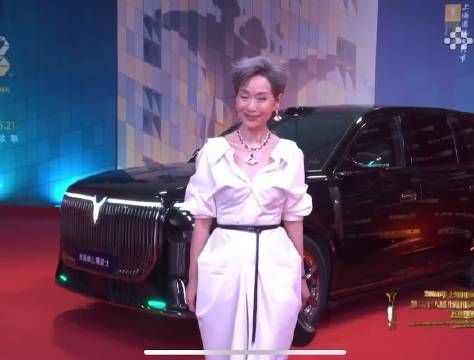 欣赏你的清醒与勇敢， 你的人生由你定义， 而我会为你的每一次绽放喝彩
