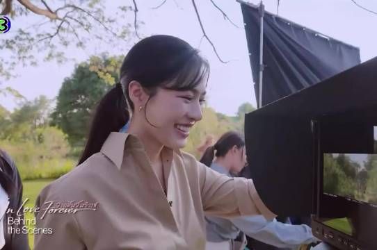 邝玲领口反复变皱，工作人员询问如何不皱