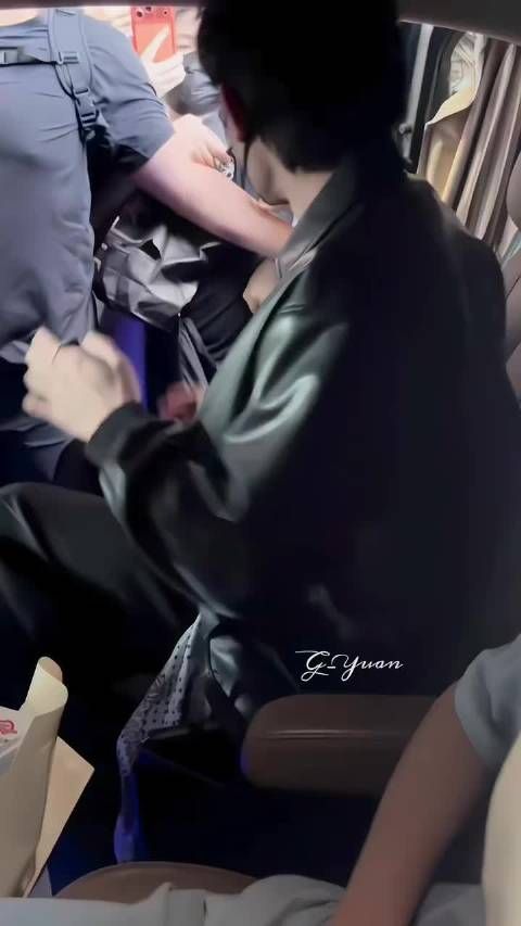 老爸这变脸术，上一秒还满眼柔情望着瞳瞳 下一秒看车窗眼神就冷下来了