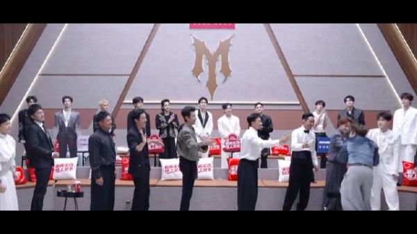 张彬彬听孙楠唱歌，装淡定失败表情太真实