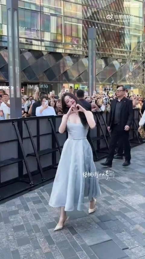 美神降临 妥妥的明艳大美女楚然～ 隔着屏幕都已经闻到船身上的香气了嘞
