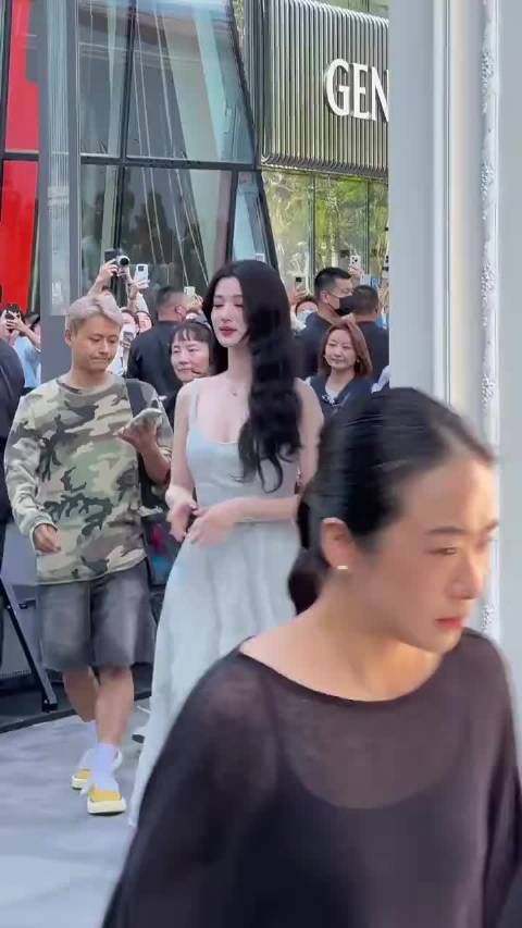 王楚然真的很美很瘦啊，一点也不壮啊，老有人嘲她壮