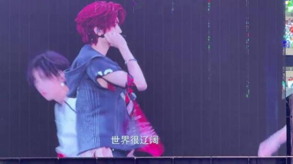张桂源红发耳链野性感，张桂源怼脸大屏，好生权威的美貌啊！
