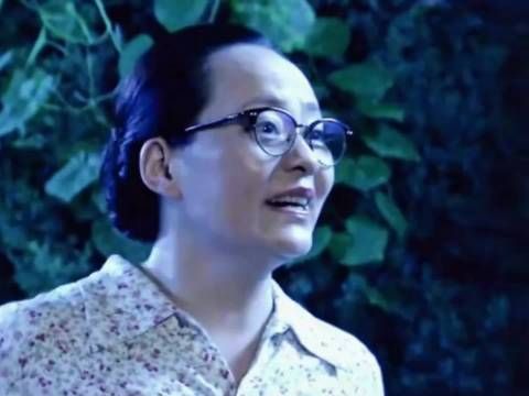 女特务没想到只是个夜跑，却暴露了身份