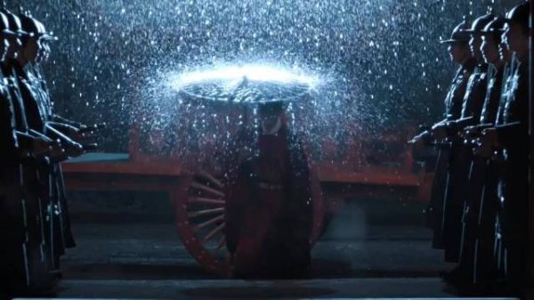 雨幕碎钻如烟花，导演借雨写权臣赵凌真心