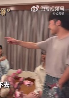 像那种结婚打圈敬酒厉害媳妇儿先指了一圈然后老公呆萌地嘬着口奶茶就跟过来了