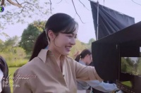 邝玲领口反复变皱，工作人员询问如何不皱