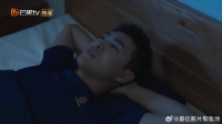 蒋峪积极安抚队员，哪料半夜自己跟自己对话，宋焰在一旁看呆