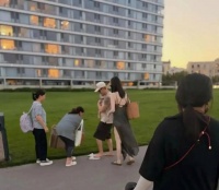何穗陈伟霆一家三口海边度假，何穗穿开叉裙白到发光,10个月小win会爬了！