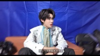这个张真源完全小宝宝来的吧吃饭还要戴围兜，乍一看还以为是什么新造型呢