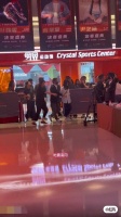 香港资深男星罕露面需全程搀扶，惹健康担忧，全程微笑见观众