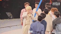 一边要应付高强度的彩排，一边还要开会沟通各种预案，休息时间被压缩得很少